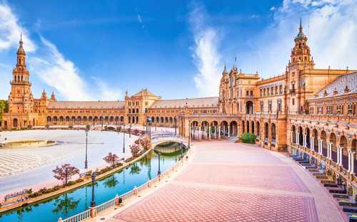 Autobús descapotable en la Plaza de España en Sevilla