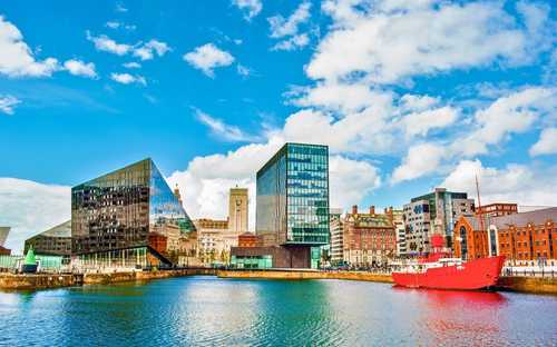 Autobús descapotable turístico en el puerto de Liverpool