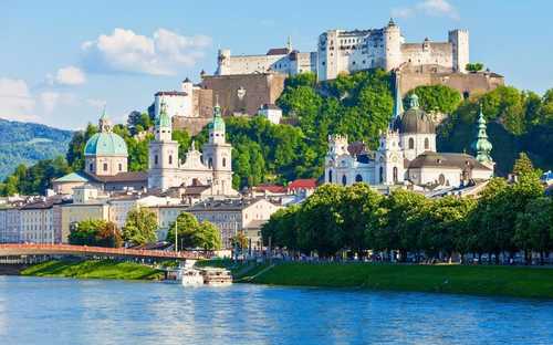 Tour en autobús turístico por Salzburgo Autobús descapotable frente a la Fortaleza en Salzburgo