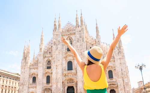 Autobús descapotable frente al Duomo en Milán