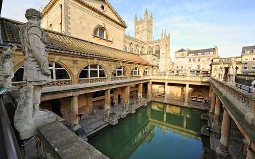 Autobús descapotable en los Baños Romanos de Bath