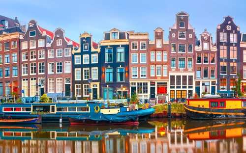 Autobús descapotable junto a los canales de Ámsterdam