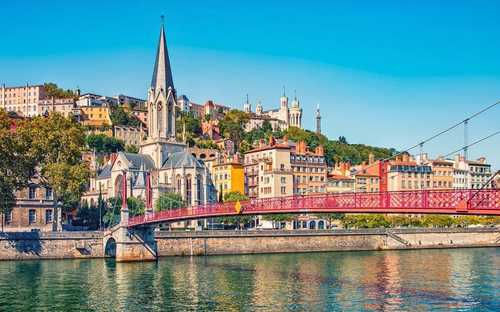 Autobús descapotable en la Basílica de Fourvière en Lyon